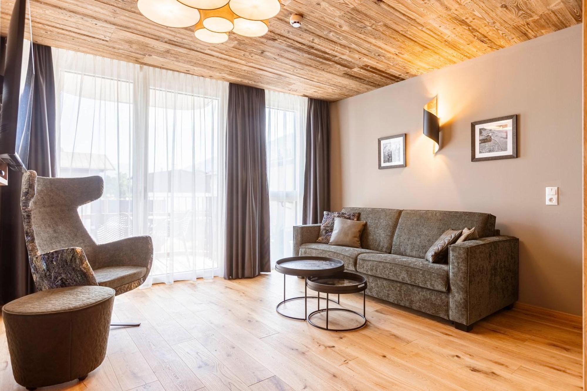 Zillertal Suites Fuegen By Alps Resorts Bagian luar foto